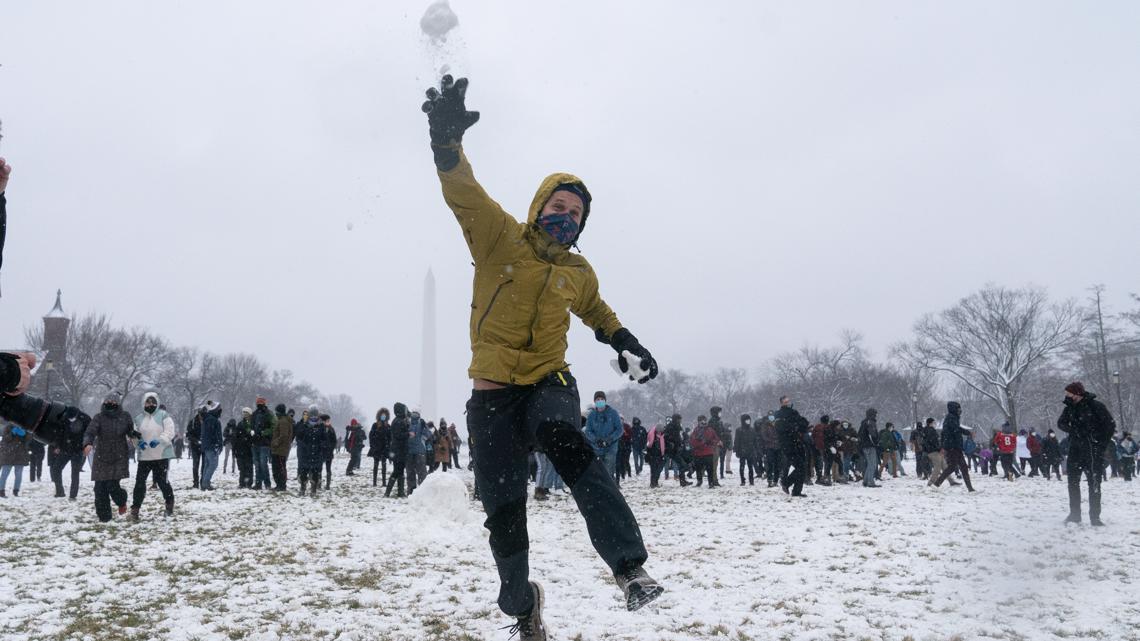 DC prepares for snowball fight on Washington Monument
