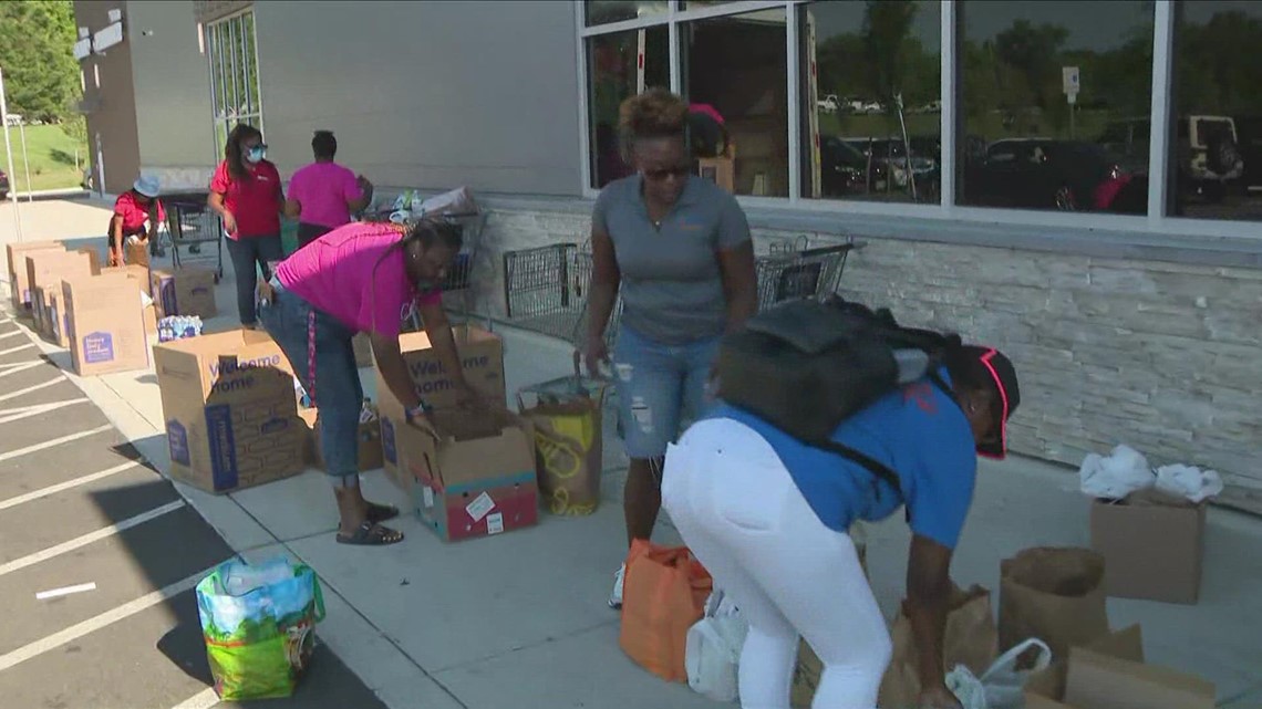 Community members donate and contribute to food drive in Fort Washington