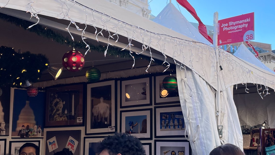 乔·夏曼斯基的艺术作品在华盛顿特区市中心的圣诞市集展出并出售