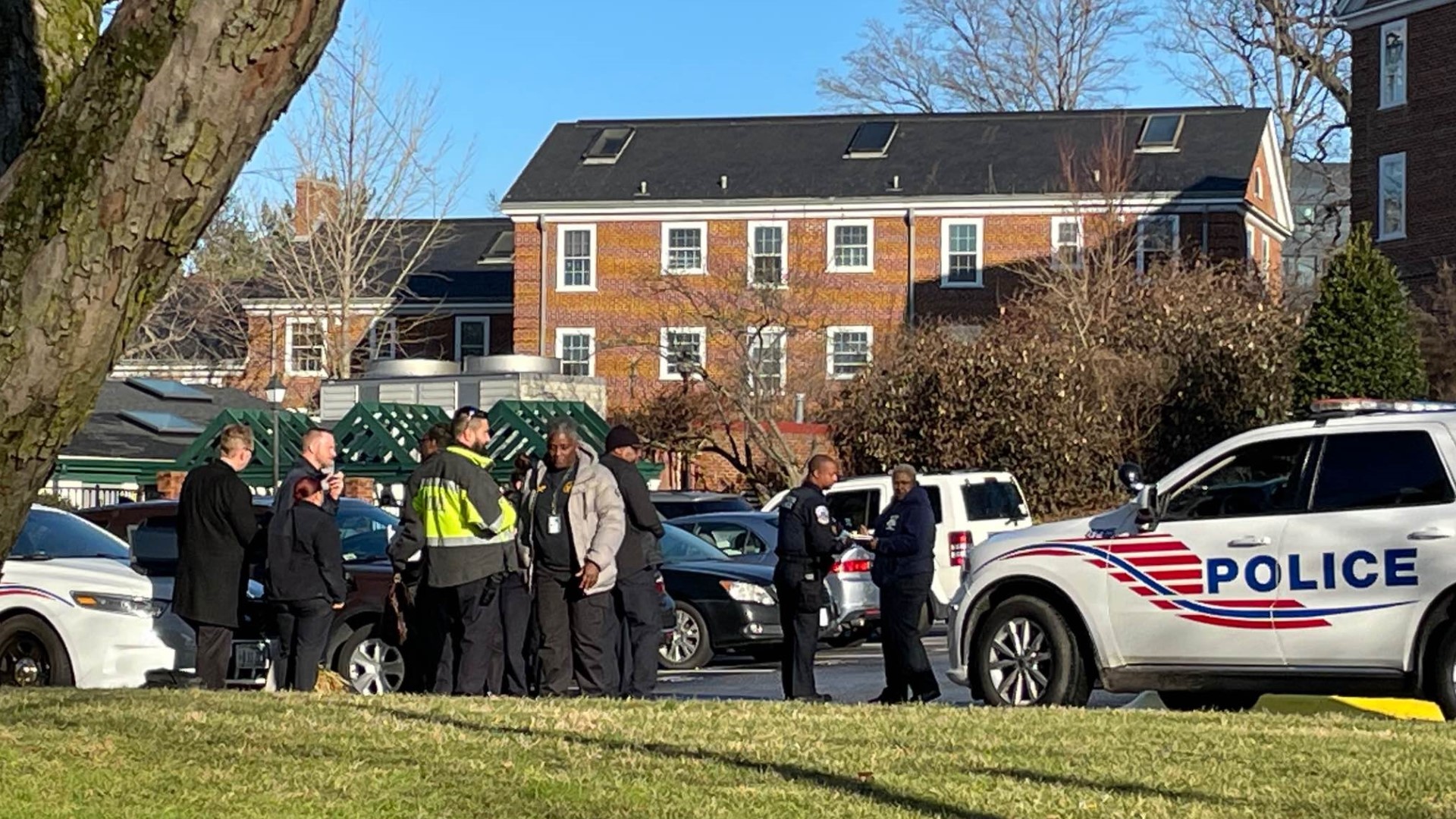 Northwest DC barricade situation brings police presence | wusa9.com