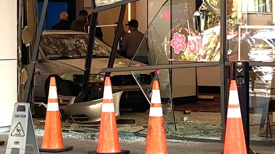 Car crashes into hotel lobby in NW DC; 5 injuries of various degree reported