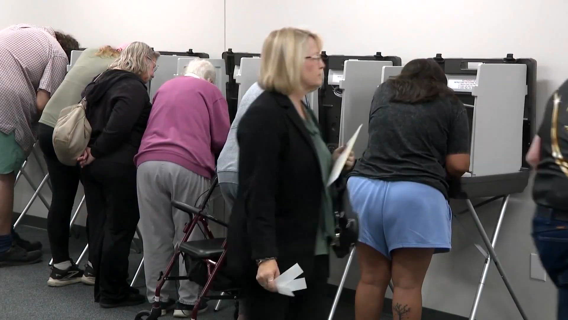 Political leaders make last efforts for candidates ahead of midterm elections