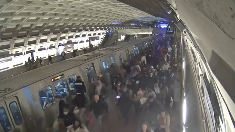 VIDEO: People run from Metro platform during deadly shooting at Metro Center