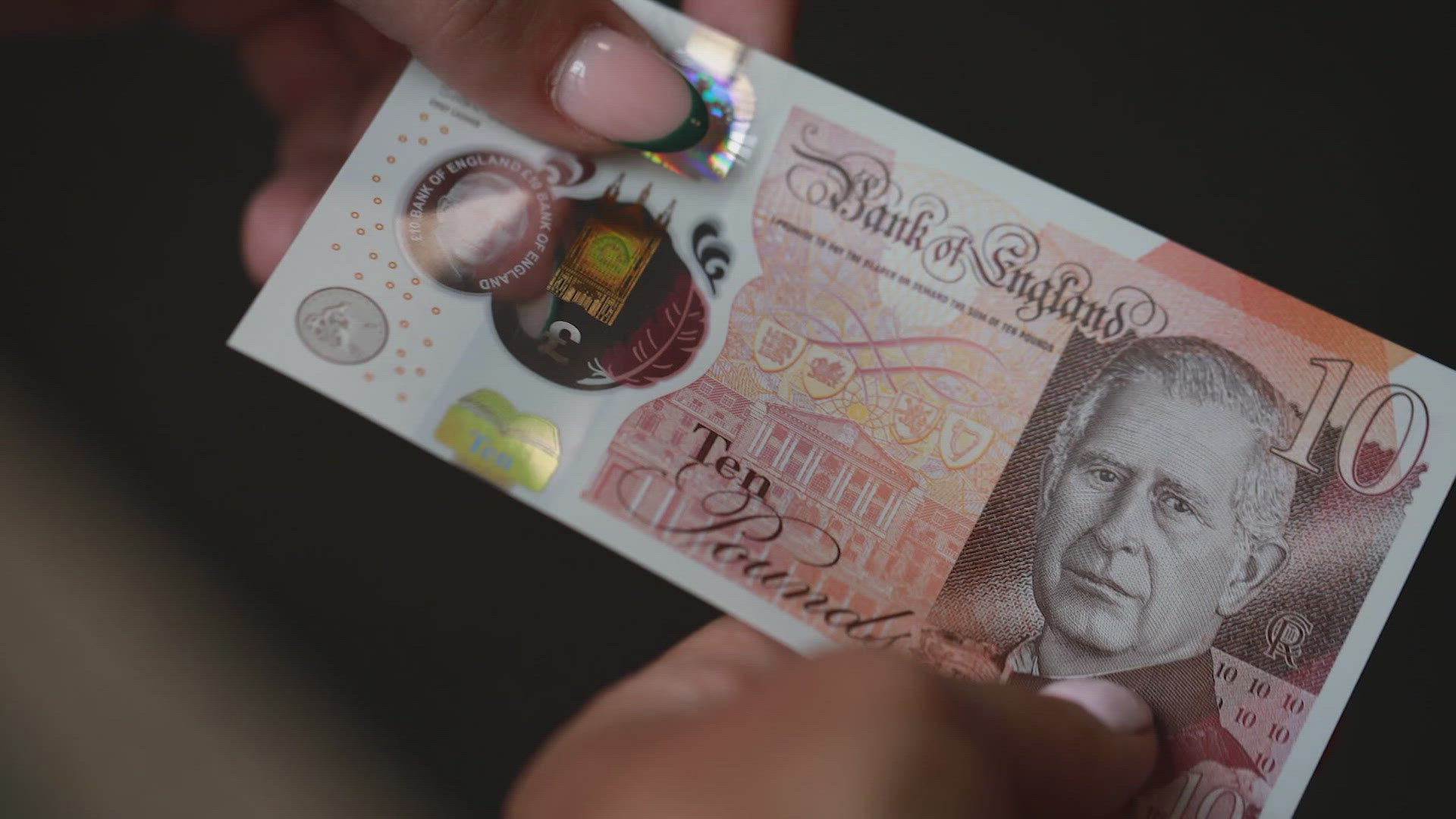 Bank notes featuring King Charles are now circulating in England. Notes featuring Queen Elizabeth will remain legal tender -- and will likely be around for a while.