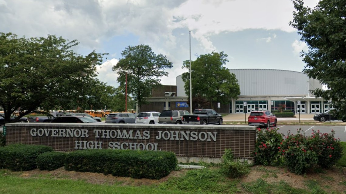 Student threatens school resource officer with knife, police say - Vimarsana News