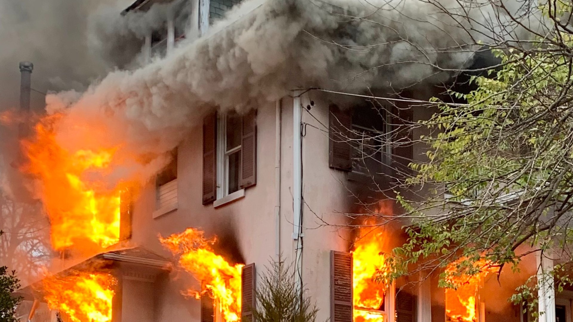 Firefighters battle 2-alarm blaze in Northwest DC | wusa9.com