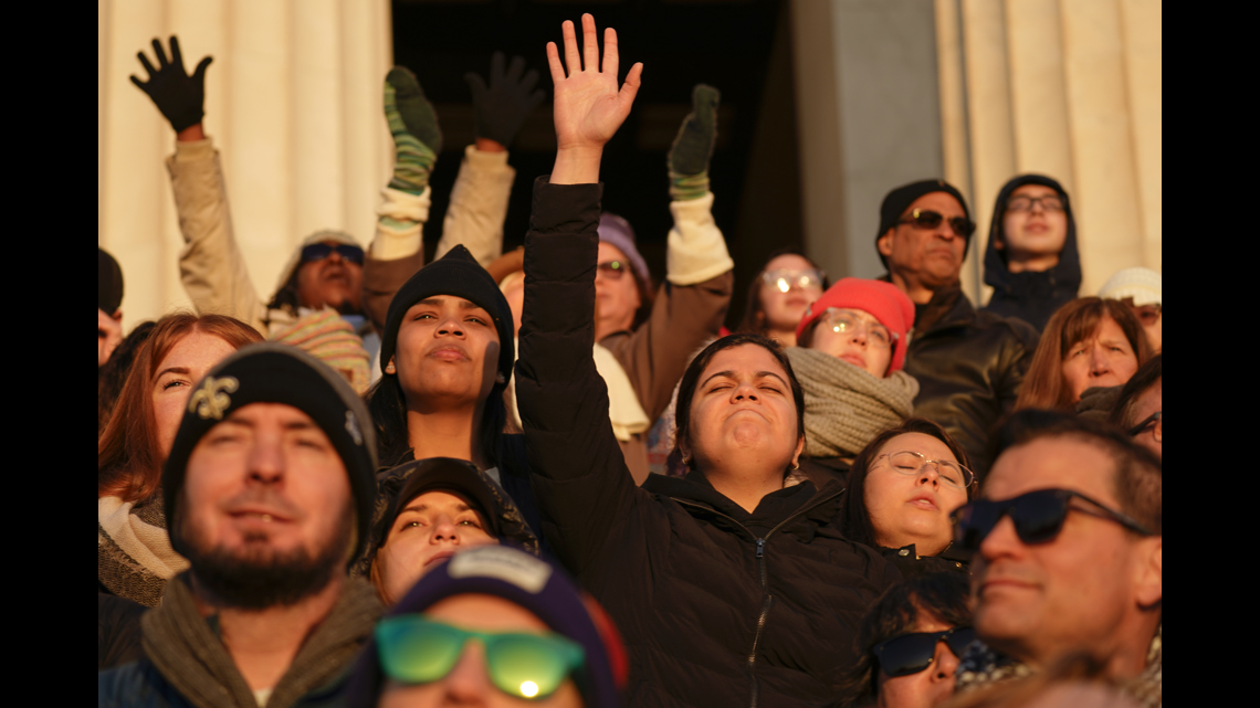 Sunrise and spirit: Thousands gather at Lincoln Memorial for Easter tradition