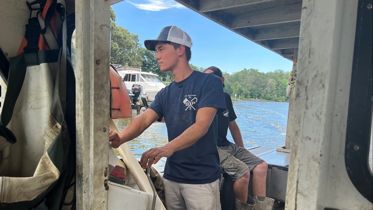 Chesapeake boat captain capturing crabs & massive online crowds