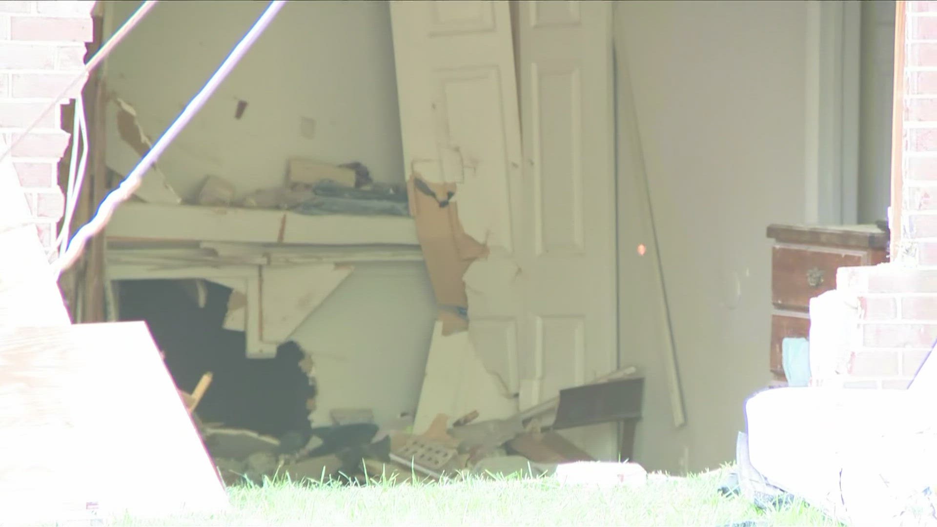 Car Crashes Into Laurel Apartment Leaves 1 Dead, 1 Hospitalized | Wusa9.com