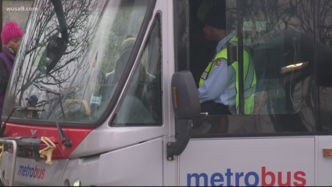 警方调查地铁巴士上的刺伤和斗殴事件