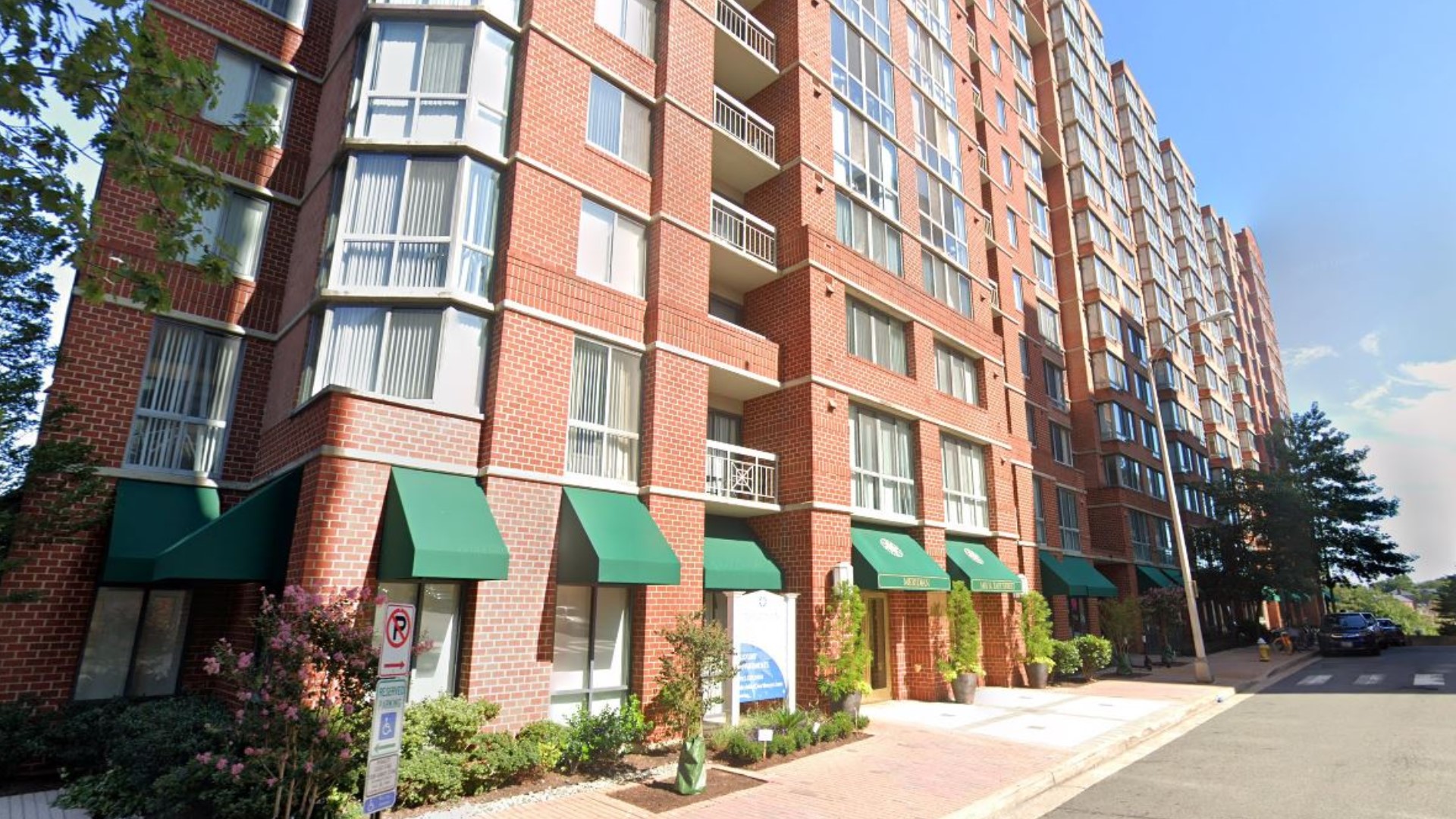 Arlington County man throws dogs balcony died