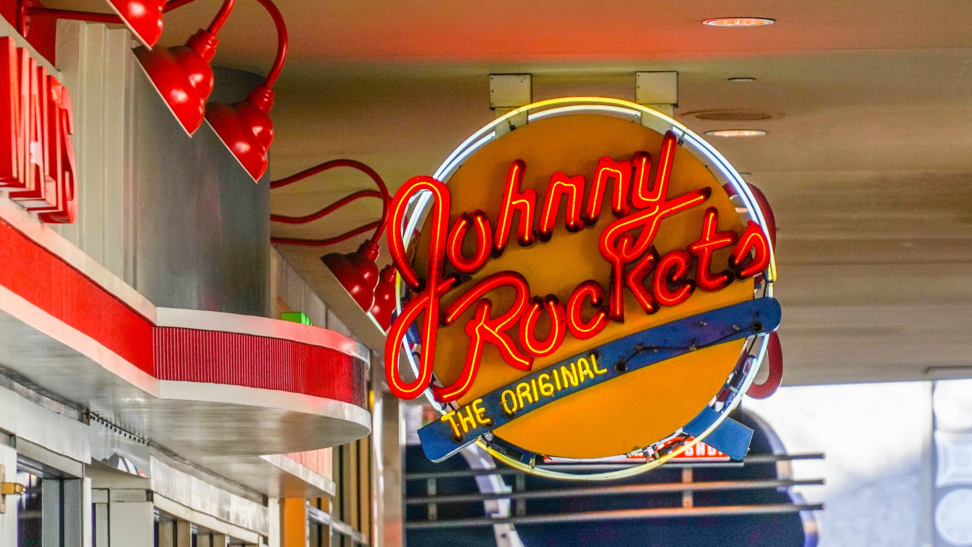 Johnny Rockets opens a new location in Northwest DC and Director of Franchise Operations Chris Heaton shows Ellen and Kristen how to assemble an original burger.