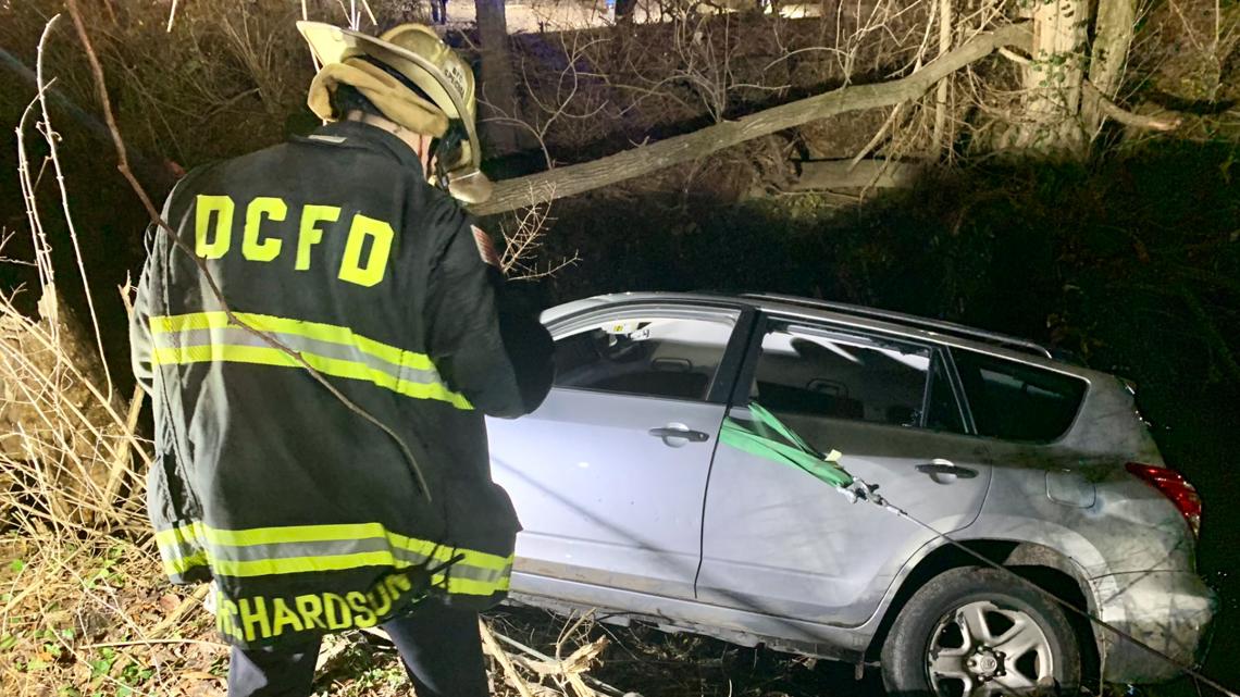 DC消防和急救部门表示，将受害者从悬挂在Watts Branch Creek上的汽车中解救出来