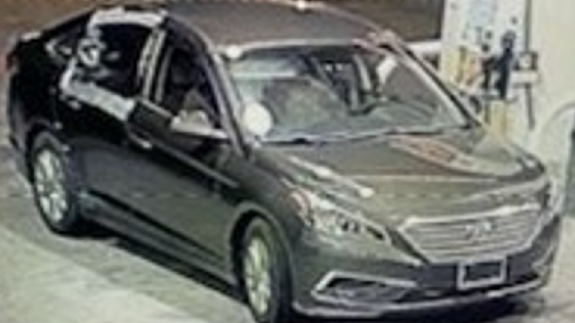 Police search for suspects in DC armed robbery, assault | wusa9.com