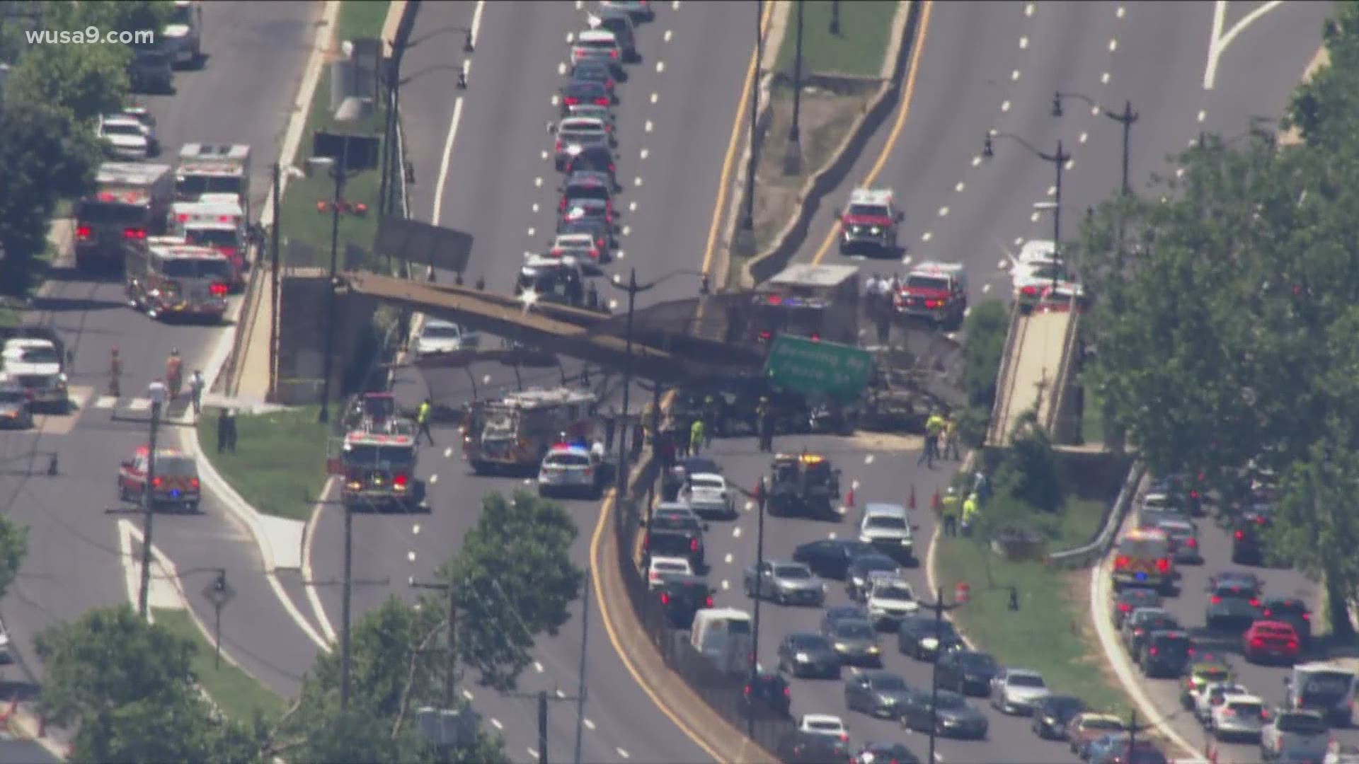 Pedestrian Bridge in DC collapses off I-295, 6 injuries reported ...