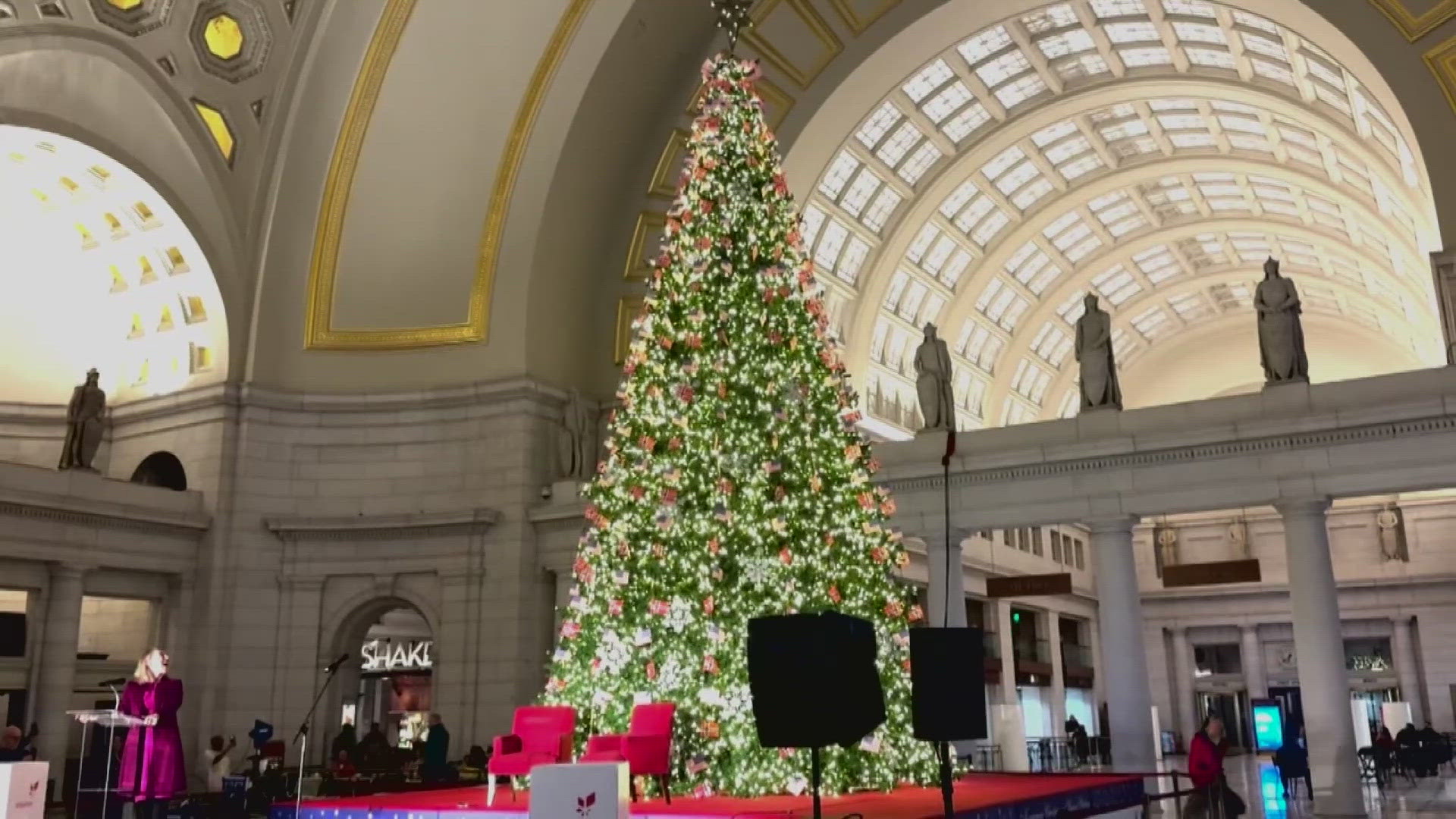 Here's a closer look at the Norwegian tree lighting ceremony. 