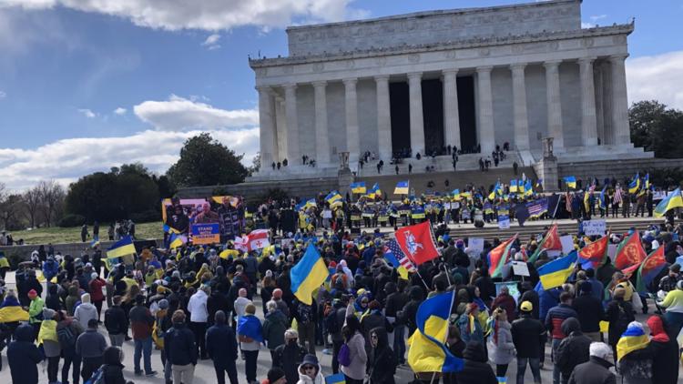Ukraine supporters gather at Lincoln Memorial, call for more US aid
