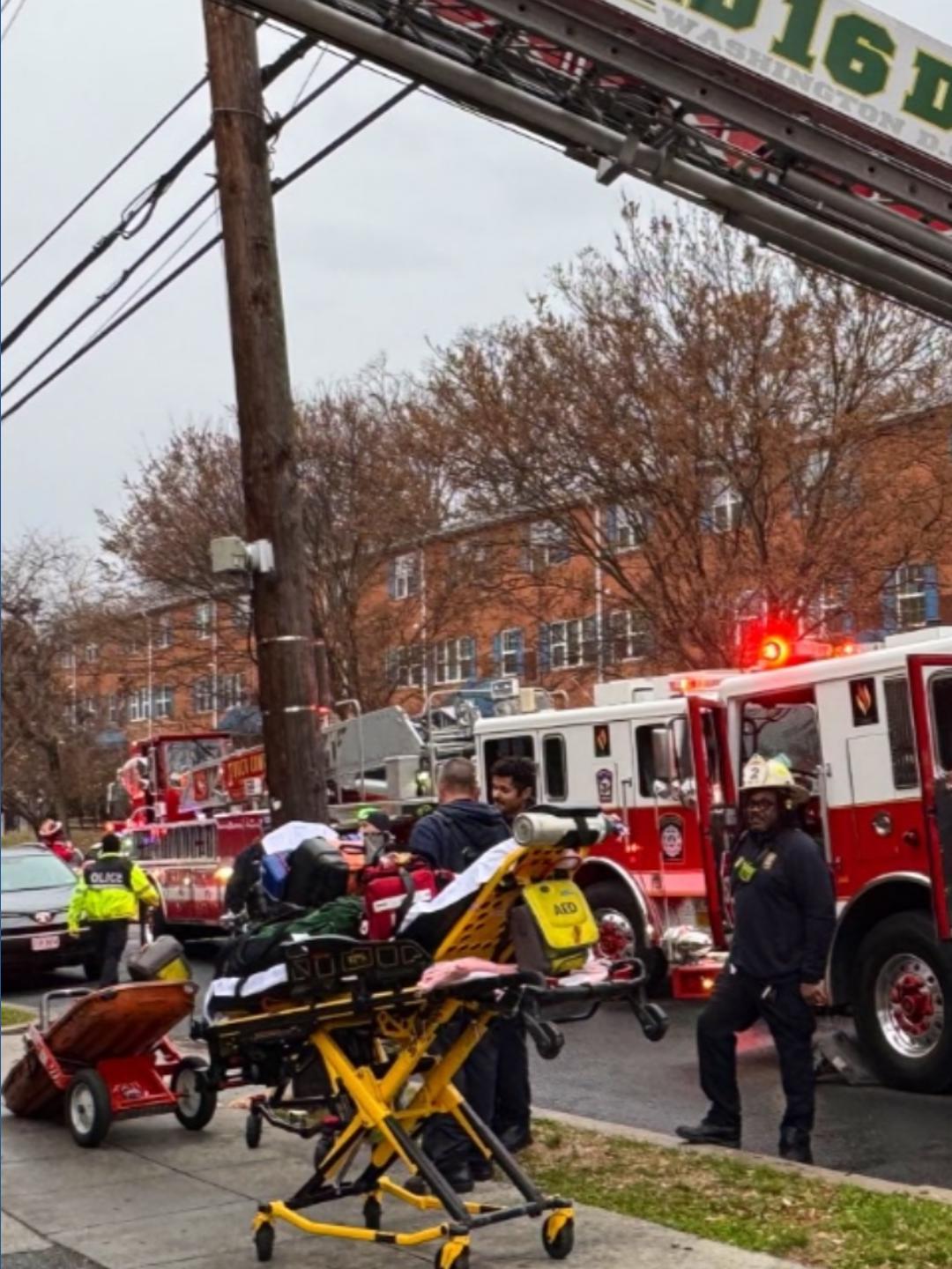 Man dies after fire burns inside Southeast DC apartment building ...