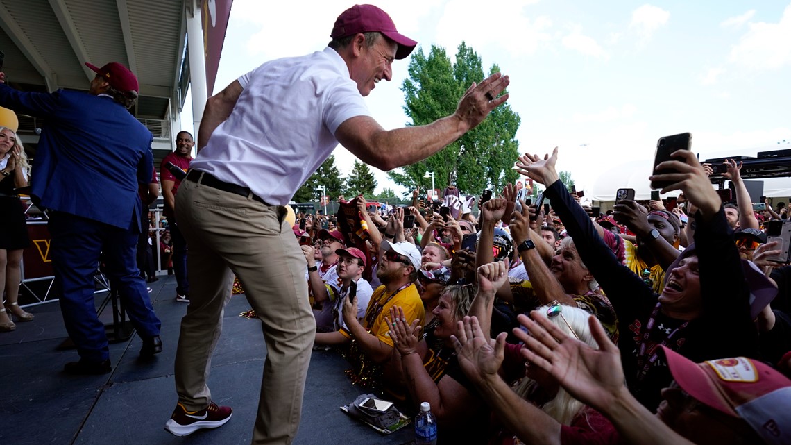 Fans return to Washington Commanders camp to celebrate the team's