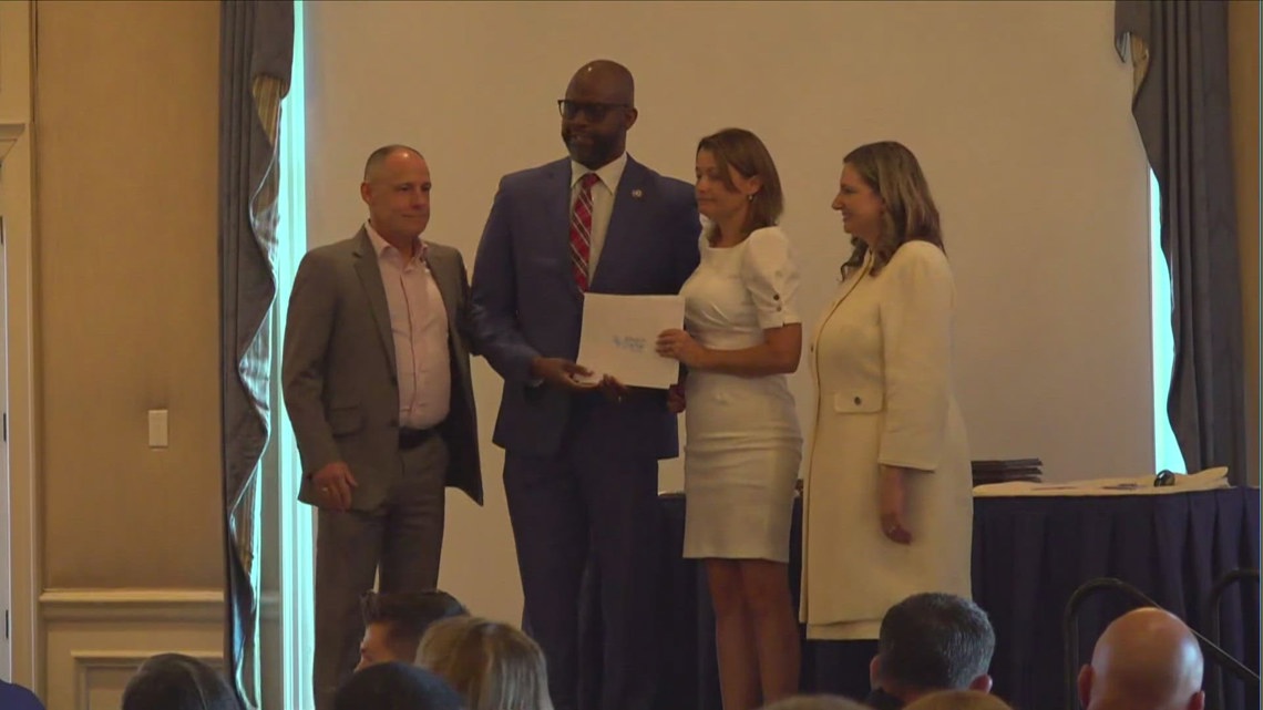Air disaster first responders honored in Arlington | wusa9.com