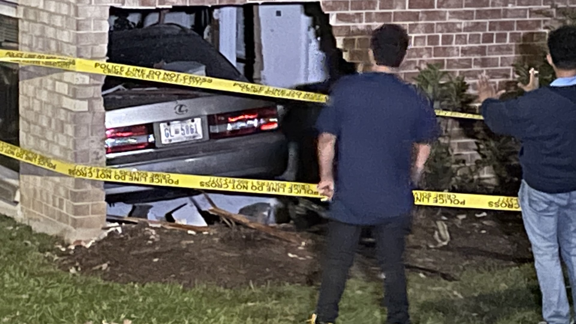 Car slams into Northeast DC apartment building, driver leaves | wusa9.com